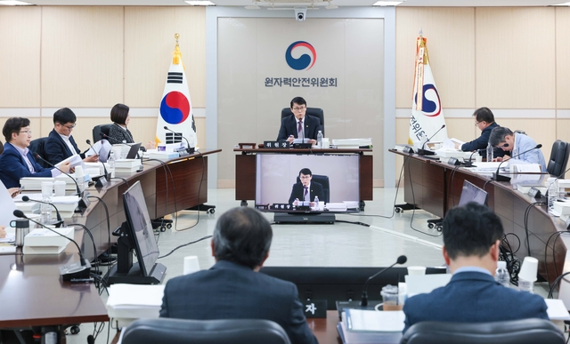 최원호(가운데) 원자력안전위원회 위원장이 13일 서울 중구 원자력안전위원회 대회의실에서 열린 제224회 원자력안전위원회 회의를 진행하고 있다. 원안위는 이날 회의에서 부산 기장군 고리 원자력발전소 2호기의 계속운전을 허가했다. 원자력안전위원회 제공