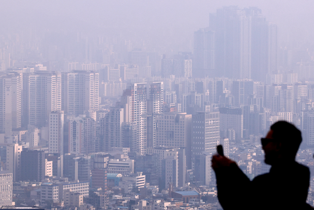 13일 서울 남산에서 바라본 아파트 단지 모습. 연합뉴스