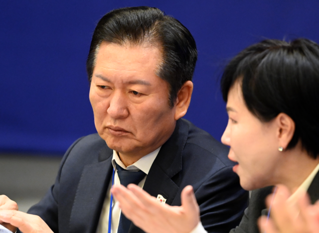 정청래(왼쪽) 더불어민주당 당대표가 11일 오전 경기 광주시 도척면 곤지암리조트에서 열린 전국지역위원장 워크숍에서 전현희 최고위원과 이야기하고 있다. 곽성호기자