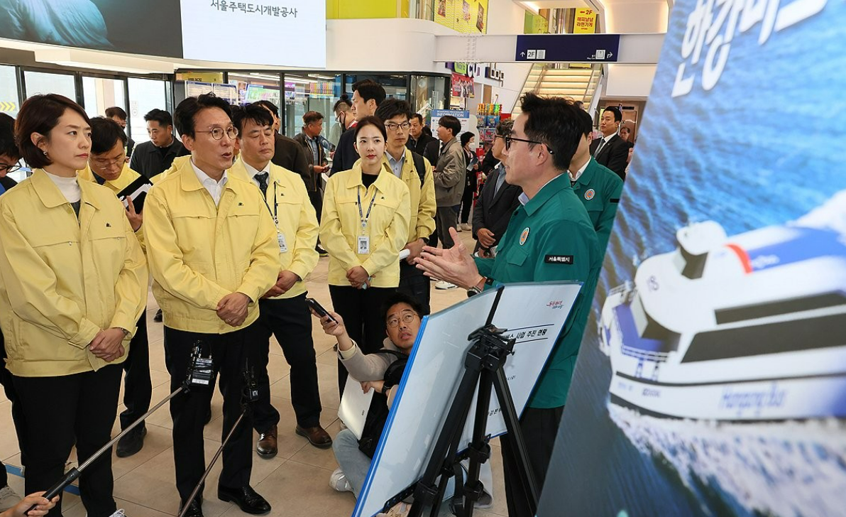 ‘종묘’이어 이번엔 ‘한강버스’···김 총리, 오세훈 시장 사업 현장 찾아다니며 ‘맹공’