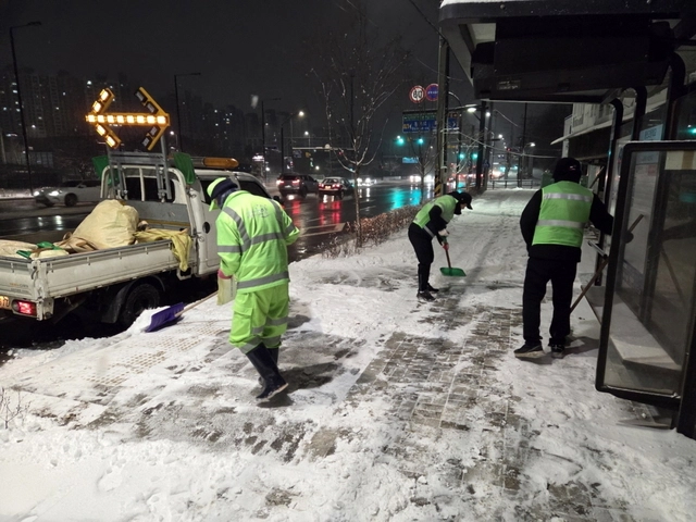 생활도로 제설작업 중인 모습. 고양시 제공