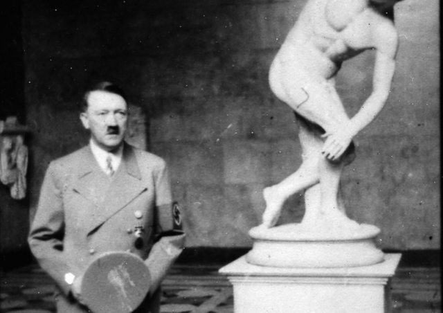 아돌프 히틀러가 1938년 7월 10일 독일 뮌헨 글립토테크 미술관에 전시된 고대 그리스 조각가 미론의 유명한 조각상인 ‘원반 던지는 사람’ 앞에 서 있다. 미국 국립문서기록관리청(NARA) 자료