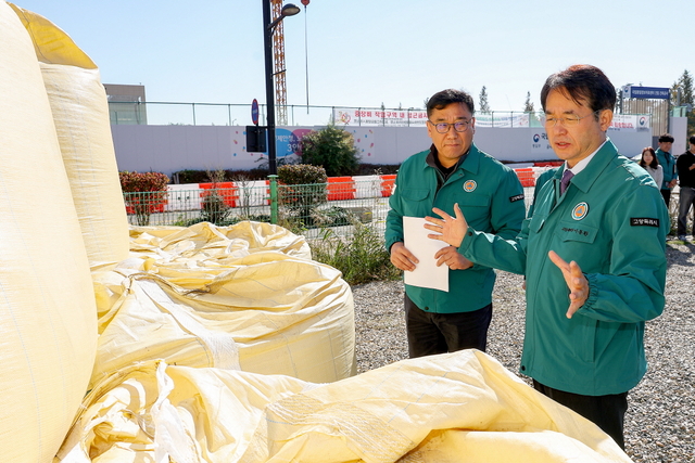 이동환(오른쪽) 고양특례시장이 2025-2026 겨울도로 제설 대책 현장점검을 하고 있다. 고양시 제공
