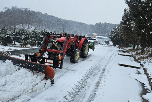 트랙터 제설 작업. 고양시 제공