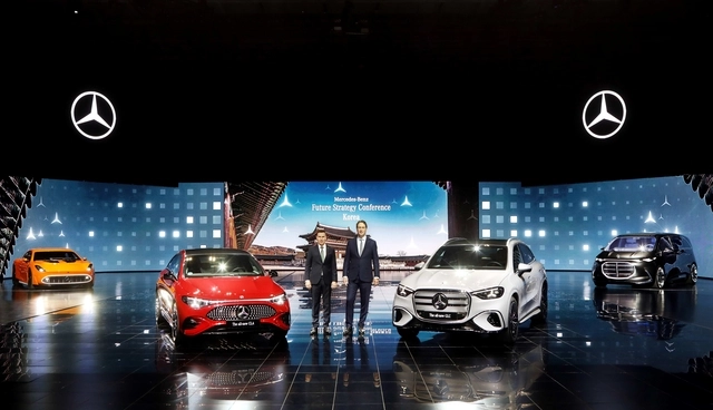 14일 오전 인천 중구 파라다이스시티에서 열린 ‘메르세데스 벤츠 미래 전략 컨퍼런스’에서 올라 칼레니우스(오른쪽) 메르세데스 벤츠 그룹 AG 이사회 의장 겸 CEO, 마티아스 바이틀(왼쪽) 메르세데스 벤츠 코리아 대표이사가 새로 출시한 4종의 전동화 모델 앞에서 기념 촬영을 하고 있다.