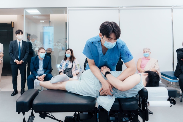 추나요법 치료를 하고 있는 의료진. 자생한방병원 제공