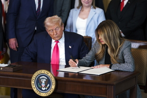 행정명령 서명하는 멜라니아