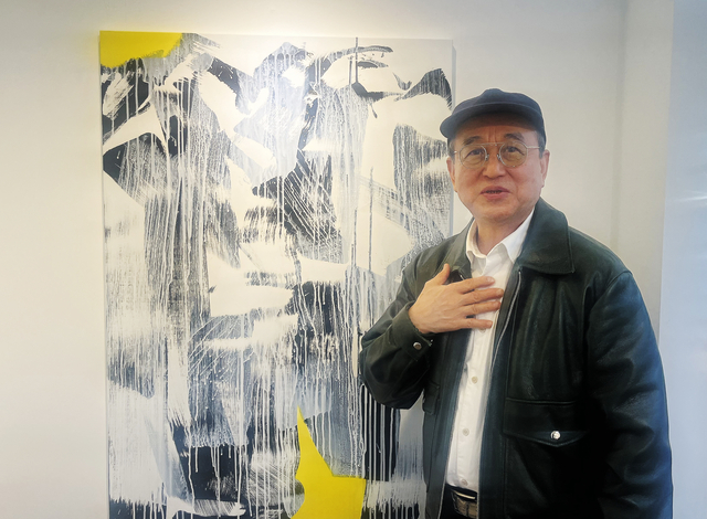 서울 종로구 갤러리 마리에서 만난 김창훈이 자신의 회화 작품 앞에서 이번 공연에 대해 말하고 있다