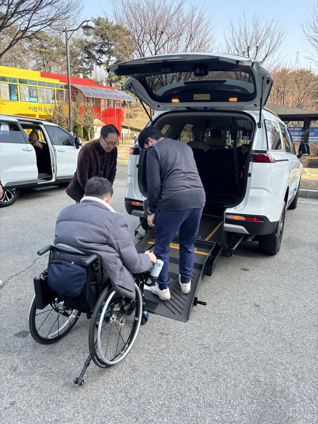 고양시의 특별교통수단에 탑승 중인 이용객. 고양시 제공