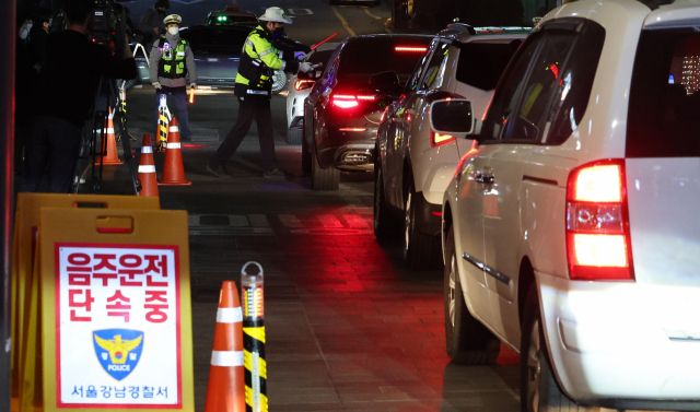 도주 중 순찰차·경찰관 ‘쾅’…‘음주 재범’ 50대, 실형