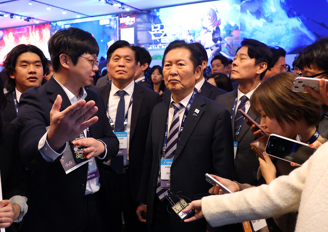 정청래 더불어민주당 대표가 14일 오후 부산 해운대구 벡스코에서 열리고 있는 국제게임전시회 지스타2025를 찾아 전시장을 둘러보고 있다. 연합뉴스