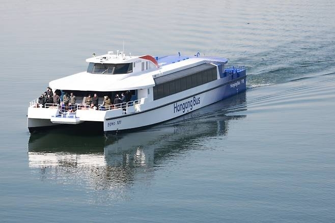 한강버스, 이번엔 한강 가운데서 ‘우뚝’ 멈춰…승객 전원 구조