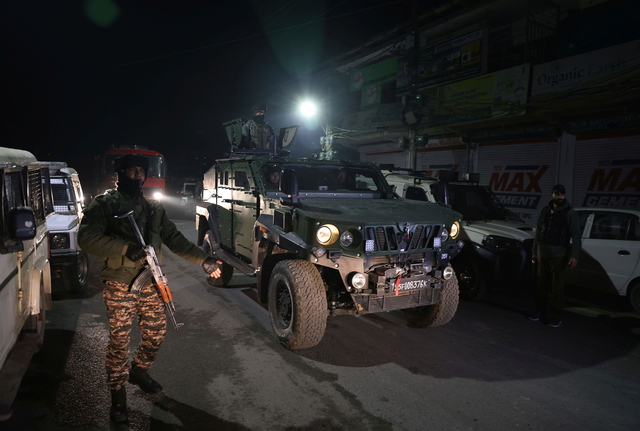 인도 보안군이 15일 인도 카슈미르에 위치한 경찰서 폭발물 사고 이후 인근을 수색하고 있다. 연합뉴스 EPA