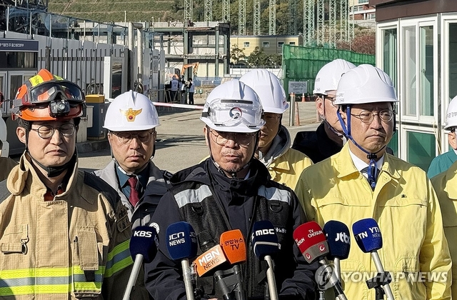울산화력발전 붕괴사고 중앙사고수습본부 공동본부장인 김영훈(가운데) 고용노동부 장관이 15일 오전 사고 현장 앞에서 브리핑하고 있다. 연합뉴스