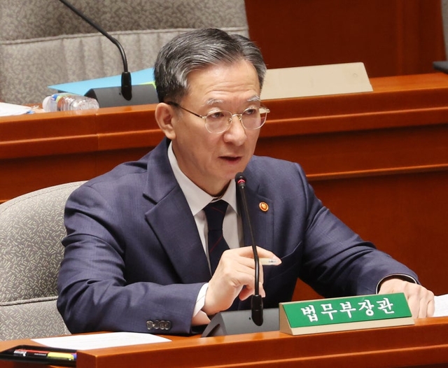 정성호 법무부 장관이 지난 12일 국회에서 열린 예산결산특별위원회 전체회의에 출석해 대장동 사건 항소 포기 관련 질의에 답하고 있다. 연합뉴스