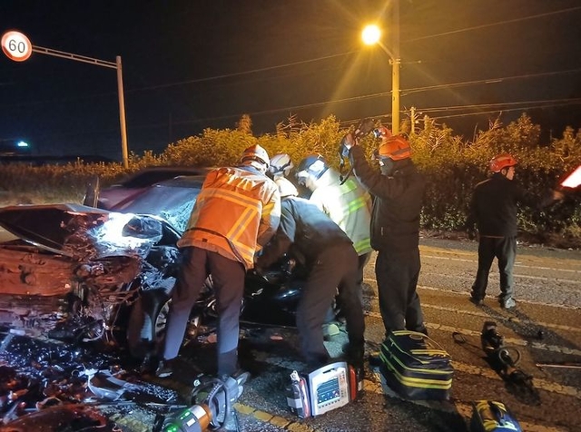 16일 오후 6시20분께 전북 전주시 덕진구 팔복동의 한 도로에서 그랜저 차량이 마주오던 카니발 차량을 들이받아 구급대원이 그랜저 차량 내 운전자 구조 작업을 펼치고 있다. 전북소방본부