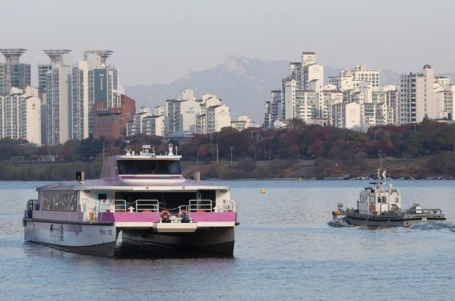 16일 서울 송파구 잠실선착장 부근에서 한강버스가 강바닥에 걸려 멈춰 있다. 연합뉴스