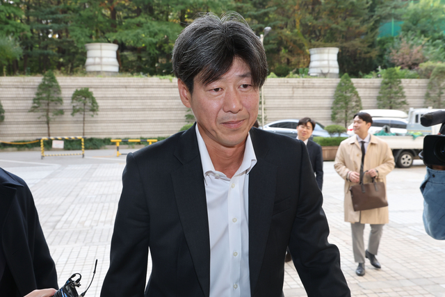 대장동 개발 비리 의혹으로 재판에 넘겨진 남욱 변호사가 31일 서울 서초구 중앙지법에서 열린 1심 선고공판에 출석하고 있다. 공동취재단