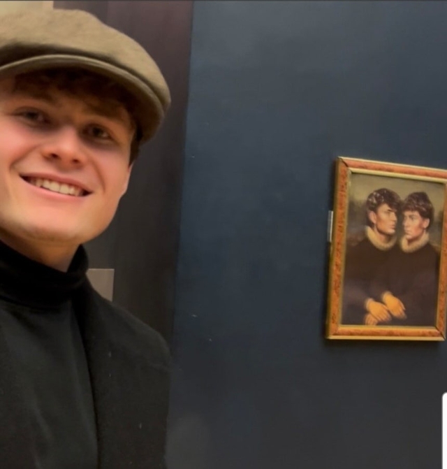 루브르 박물관에 자신의 그림을 건 틱톡커. 연합뉴스