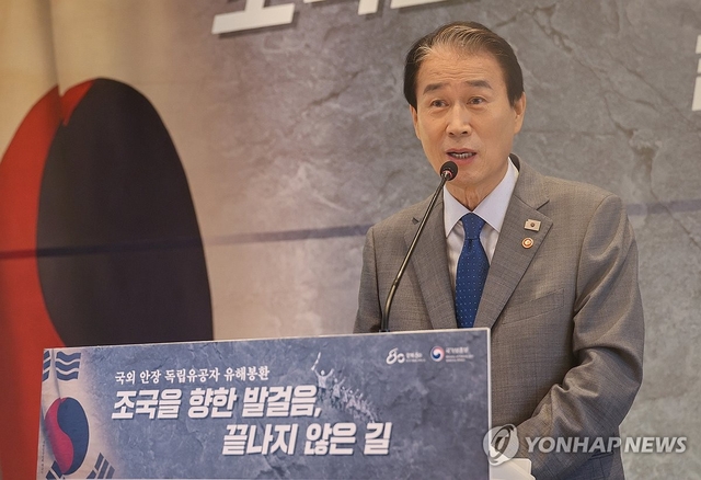 권오을 국가보훈부 장관이 지난 8월 15일 서울 중구 더플라자호텔에서 열린 국외안장 독립유공자 유해봉환 유족 위로연에서 격려사를 하고 있다. 국가보훈부 제공