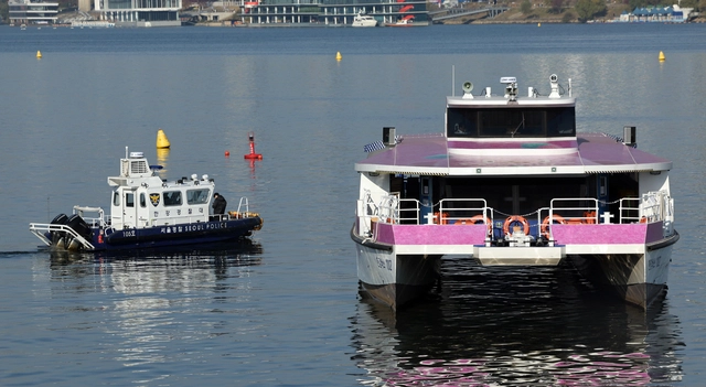 16일 서울 송파구 잠실선착장 부근 강바닥에 걸려 멈춘 한강버스와 주변 등대에서 경찰이 사고조사를 하고 있다. 연합뉴스