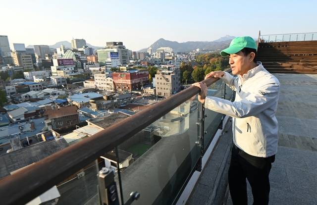 오세훈 서울시장이 7일 종로구 세운상가 옥상정원을 방문해 브리핑 후 세운4구역 현장을 내려다보고 있다. 서울시청 제공