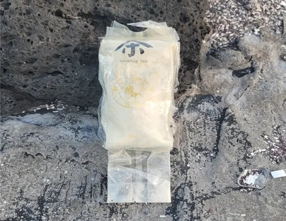 제주 서귀포시 성산읍 해안가서 차봉지 형태로 포장된 마약이 또 발견됐다. 제주경찰청 제공