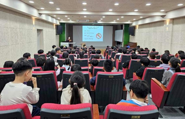 서울 서대문구가 미동초등학교에서 금연교육을 실시하고 있다.  서대문구청 제공