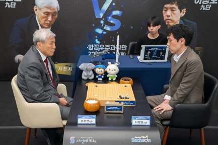 이창호(오른쪽) 9단이 17일 경남 사천시 항공우주과학관에서 열린 ‘2025 사천 방문의 해, SPECIAL MATCH’에서 조훈현 9단에게 승리했다. 한국기원 제공