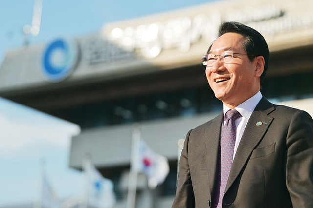 유정복 인천시장이 지난 13일 문화일보와의 인터뷰에서 민선 8기 시정 성과에 대해 설명하며 환하게 웃고 있다.  인천 = 문호남 기자