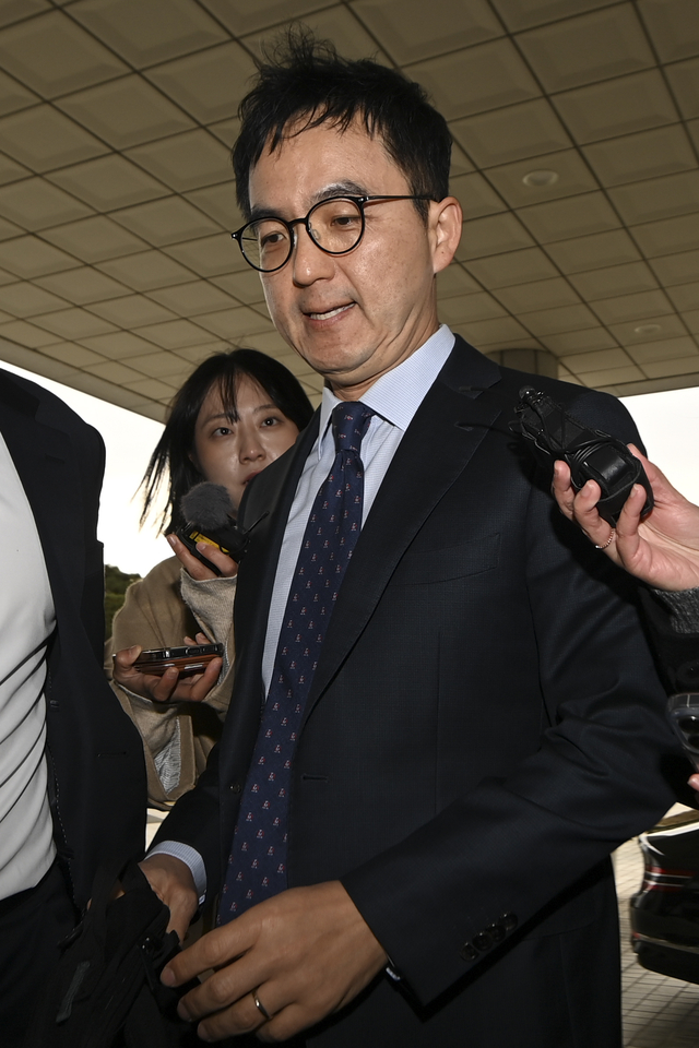 구자현 ‘침묵 출근’