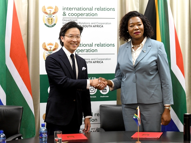 지난 9월 5일 남아프리카공화국 프리토리아 소재 남아공 외교부 청사에서 김일범(왼쪽) 현대자동차 글로벌정책(GPO)담당 부사장, 안나 탄디 모라카(오른쪽) 남아공 외교부 차관이 ‘2025 주요 20개국(G20) 요하네스버그 정상회의’ 공식 차량 지원에 관한 업무협약을 체결한 직후 기념 촬영을 하고 있다. 현대차 제공