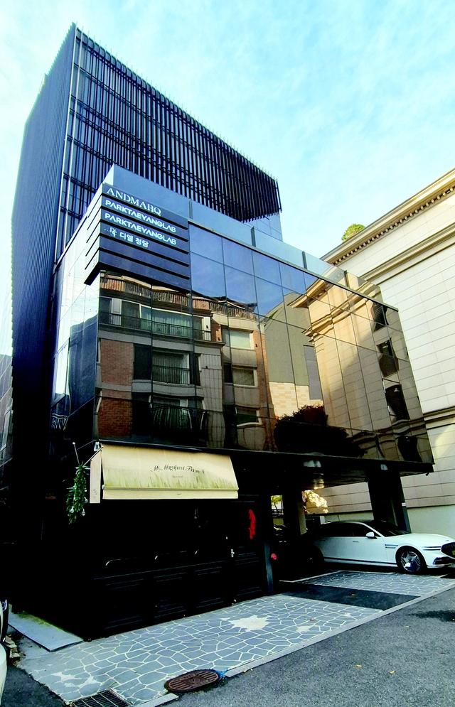 대장동 사건 핵심 피의자인 남욱 변호사가 검찰의 항소 포기 직후 추징보전 해제를 요구한 서울 청담동 건물의 17일 모습.  백동현 기자