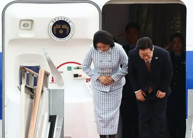 주요 20개국(G20) 정상회의 참석을 계기로 UAE·이집트·튀르키예 등 4개국 순방에 나서는 이재명 대통령과 김혜경 여사가 17일 성남 서울공항에서 공군 1호기에 올라 인사하고 있다. 연합뉴스