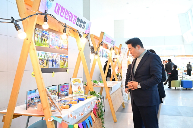 백영현 포천시장이 포천비즈니스센터 컨벤션홀에서 열린 ‘2025년 포천시 지역공동체 성과공유회’ 전시물들을 살펴보고 있다. 포천시 제공