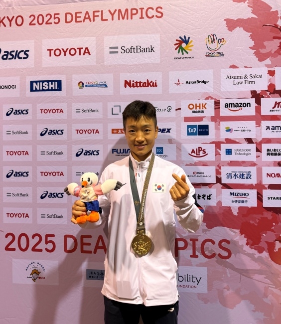 정숙화가 16일 일본 도쿄의 무도관에서 열린 2025 도쿄 패럴림픽 유도 여자 52㎏급에서 금메달을 획득한 뒤 시상식에서 기념 촬영을 하고 있다. 대한장애인체육회 제공