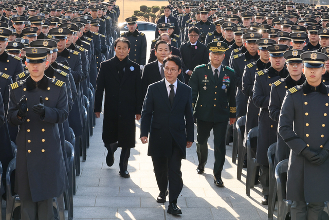 김민석 국무총리가 17일 서울 노원구 육군사관학교에서 열린 제86회 순국선열의 날 기념식에 참석하고 있다. 연합뉴스