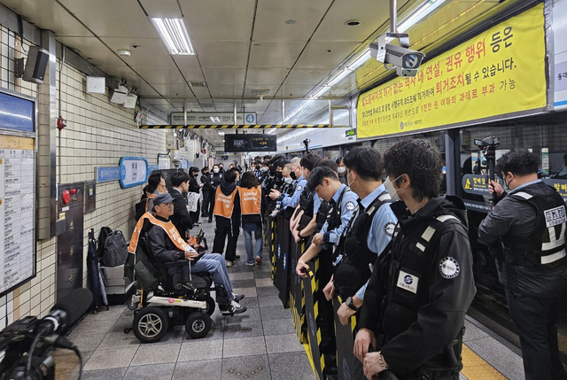 전국장애인차별철폐연대(전장연) 회원들이 지난 4월 서울 혜화역 승강장에서 선전전을 준비하고 있다. 연합뉴스