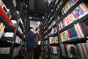 지하문 열리자 ‘축구장 2배 서고’ … 시간을 뚫고 책이 되살아났다[직접 가봤습니다]