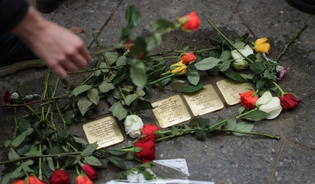 홀로코스트 희생자를 기리는 명판에 꽃 놓는 독일 시민들. EPA 연합뉴스 자료사진