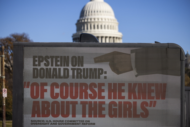 ‘앱스타인 파일’ 공개 여부에 대한 하원 표결을 앞둔 17일 미국 워싱턴DC 연방의회 의사당 앞에  한 시위 트럭이 지나가고 있다. EPA 연합뉴스