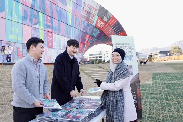 지난 17일 서울시에서 열린 제5회 서울도시건축비엔날레 폐막식에서 동국씨엠 직원들이 방문객에게 ‘휴머나이즈 월 럭스틸 마우스패드’를 나눠주고 있다. 동국제강그룹 공