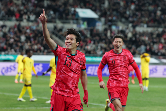 이태석(왼쪽)이 18일 서울월드컵경기장에서 열린 가나와 평가전에서 후반 18분 결승골을 넣은 후 환호하고 있다. 연합뉴스