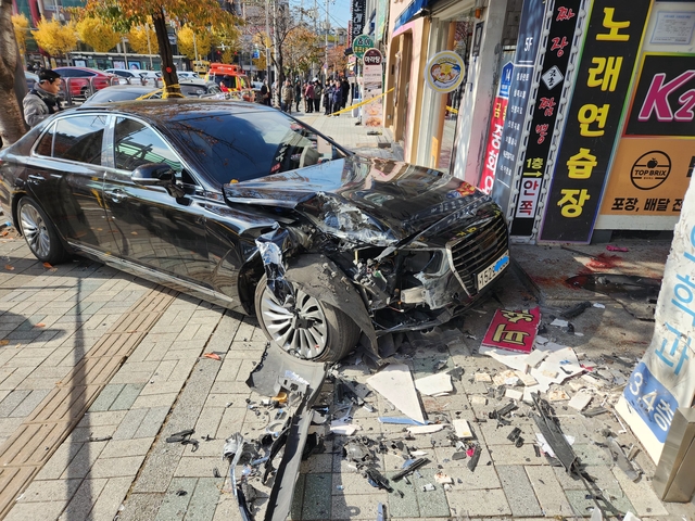 18일 인천 부평구 차량 돌진 사고 모습. 인천소방본부 제공