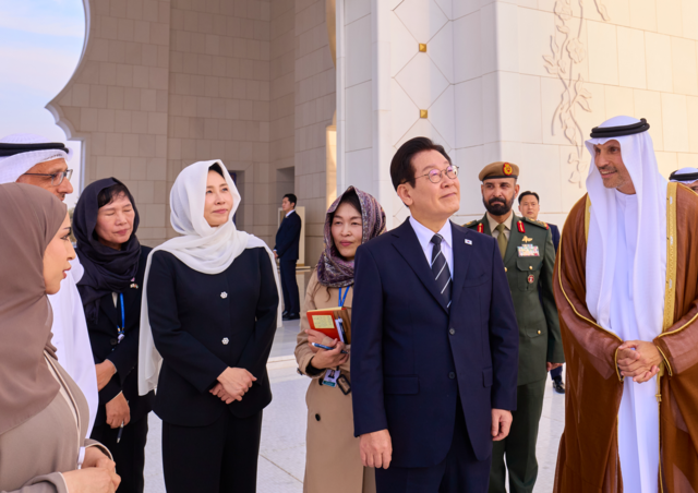 남아공 G20 정상회의 참석 차 아랍에미리트(UAE)를 국빈 방문한 이재명 대통령과 김혜경 여사가 17일(현지 시간) 아부다비 셰이크 자이드 그랜드 모스크를 방문해 사원을 둘러보고 있다. (공동취재)