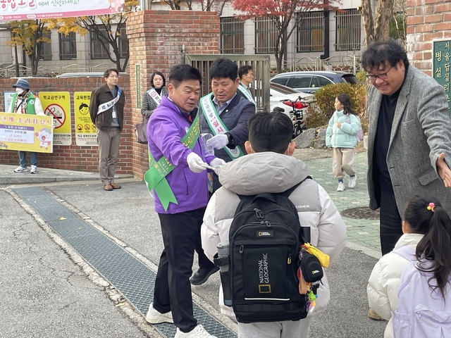 17일 이필형 동대문구청장이 학생들에게 보행 안전수칙 안내문을 배부하고 있다. 동대문구청 제공