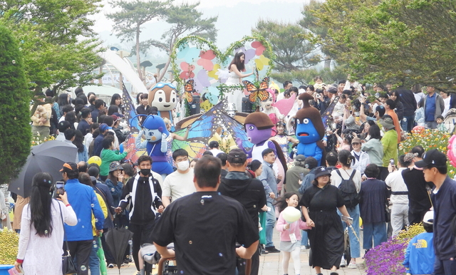 전남 함평 나비축제를 방문한 관광객. 전남도청 제공