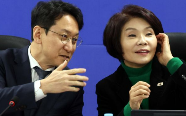 한정애 더불어민주당 정책위의장과 천준호 의원이 18일 서울 여의도 국회 의원회관에서 열린 ‘속도 잃은 신통기획, 서울시 주택공급 동력 회복방안 모색 토론회’에서 대화를 하고 있다. 뉴시스