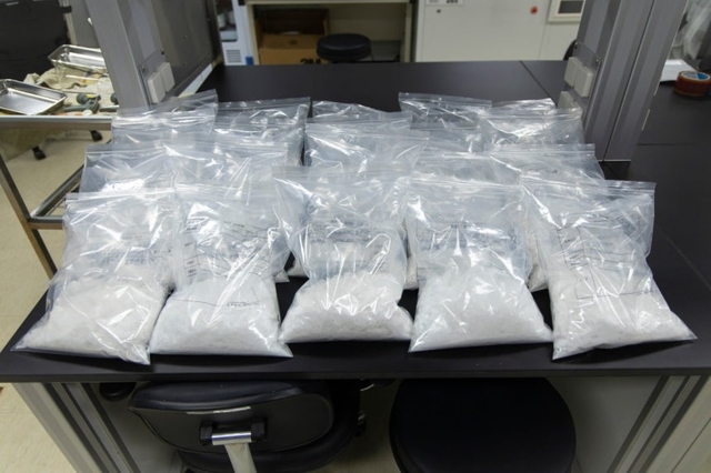 제주해양경찰청은 지난 7일 제주 서귀포시 성산읍 광치기해변에서 발견된 포대 자루 안에 케타민 20㎏이 벽돌 모양으로 포장돼 담겨 있던 것을 확인하고 수사에 나섰다고 14일 밝혔다. 사진은 발견된 케타민. 제주해양경찰청