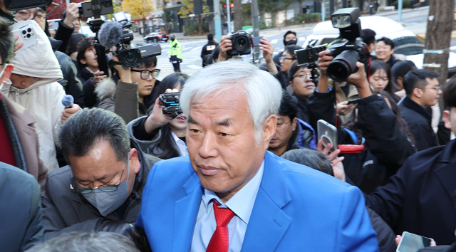 서울서부지법 폭력 난동 사태의 배후로 지목된 전광훈 사랑제일교회 목사가 18일 피의자 신분으로 서울경찰청에 출석하고 있다. 연합뉴스